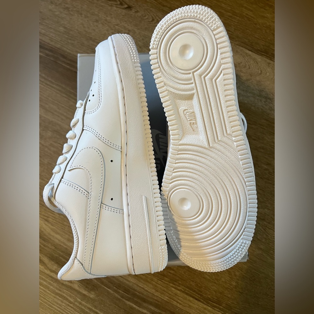 NEW Nike Air Force 1 ’07 – Women’s 7.5 — Men’s Size 6 – All White – Box Included - Picture 7 of 10
